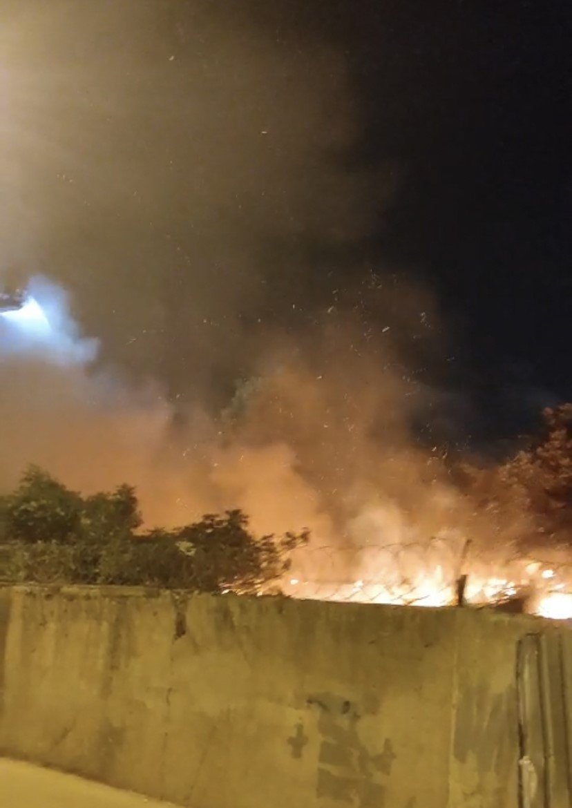 Veliefendi Hipodromu önündeki yangında kundakçı şüphesi: Hipodromun karşısındaki iki ayrı noktada yangın