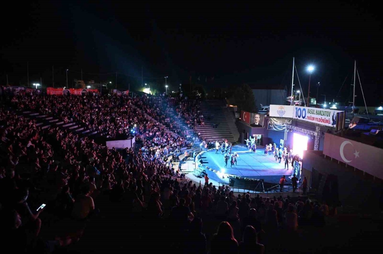 Dağıstan Devlet Halk Dansları Topluluğu Yalova’da sahne aldı