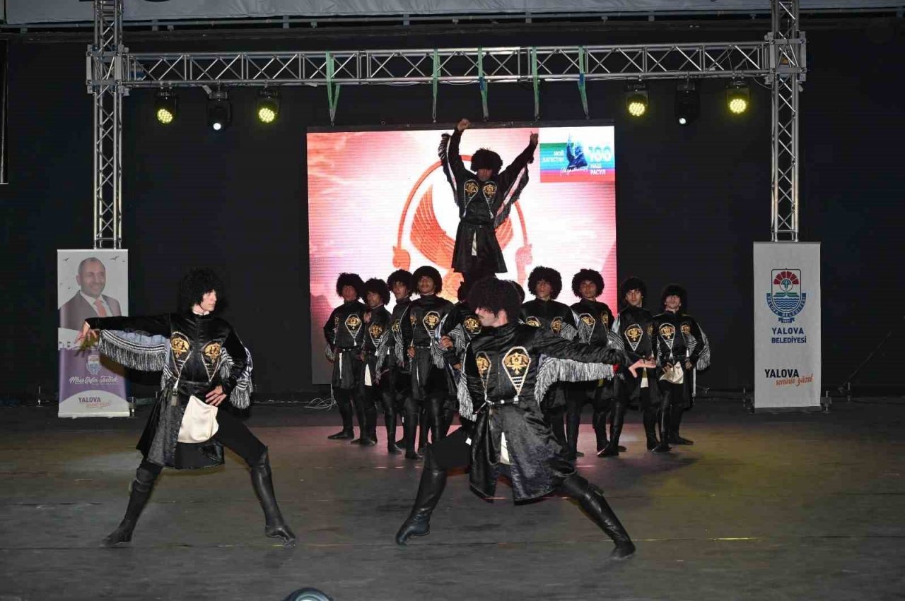 Dağıstan Devlet Halk Dansları Topluluğu Yalova’da sahne aldı