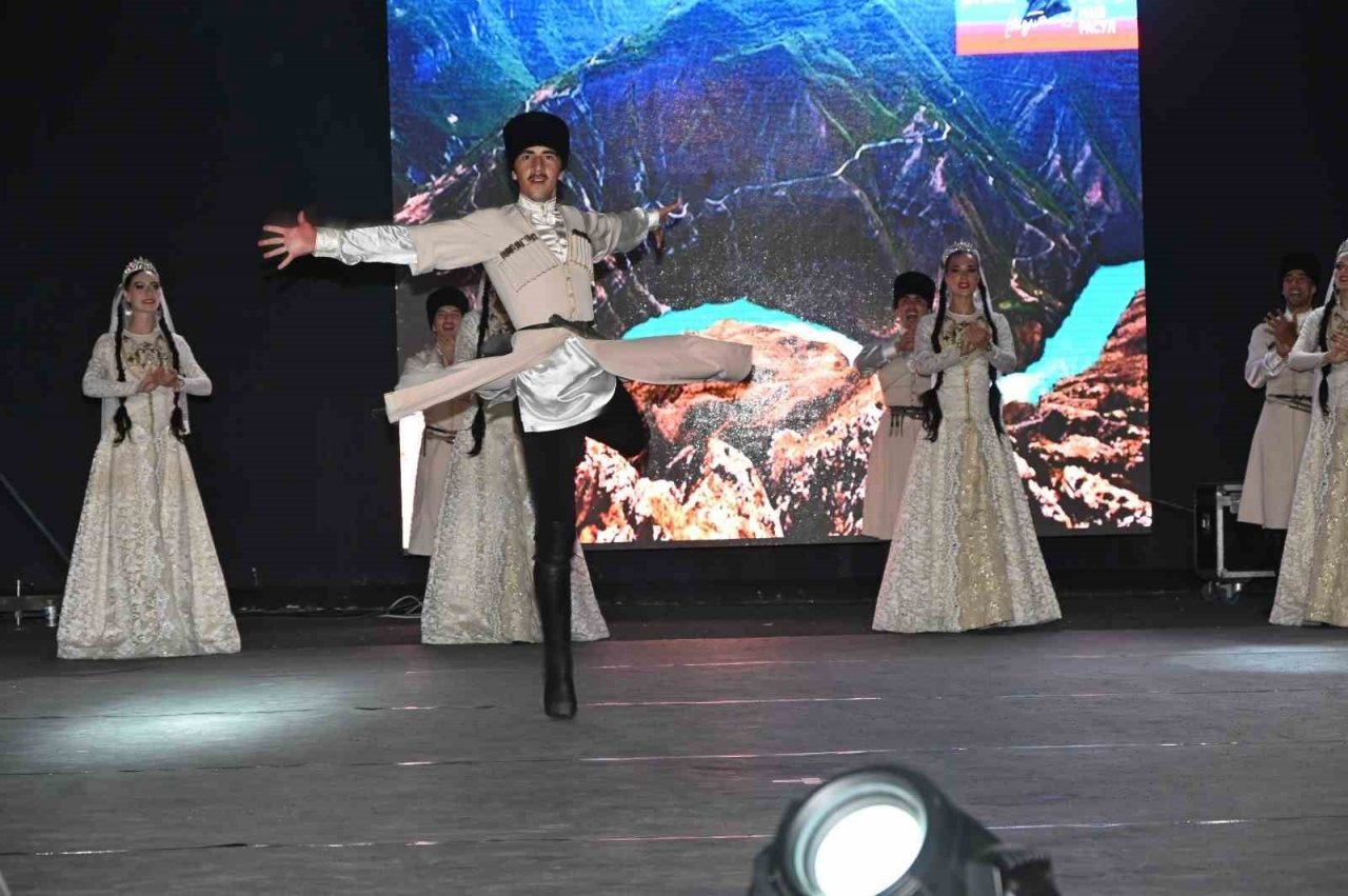 Dağıstan Devlet Halk Dansları Topluluğu Yalova’da sahne aldı