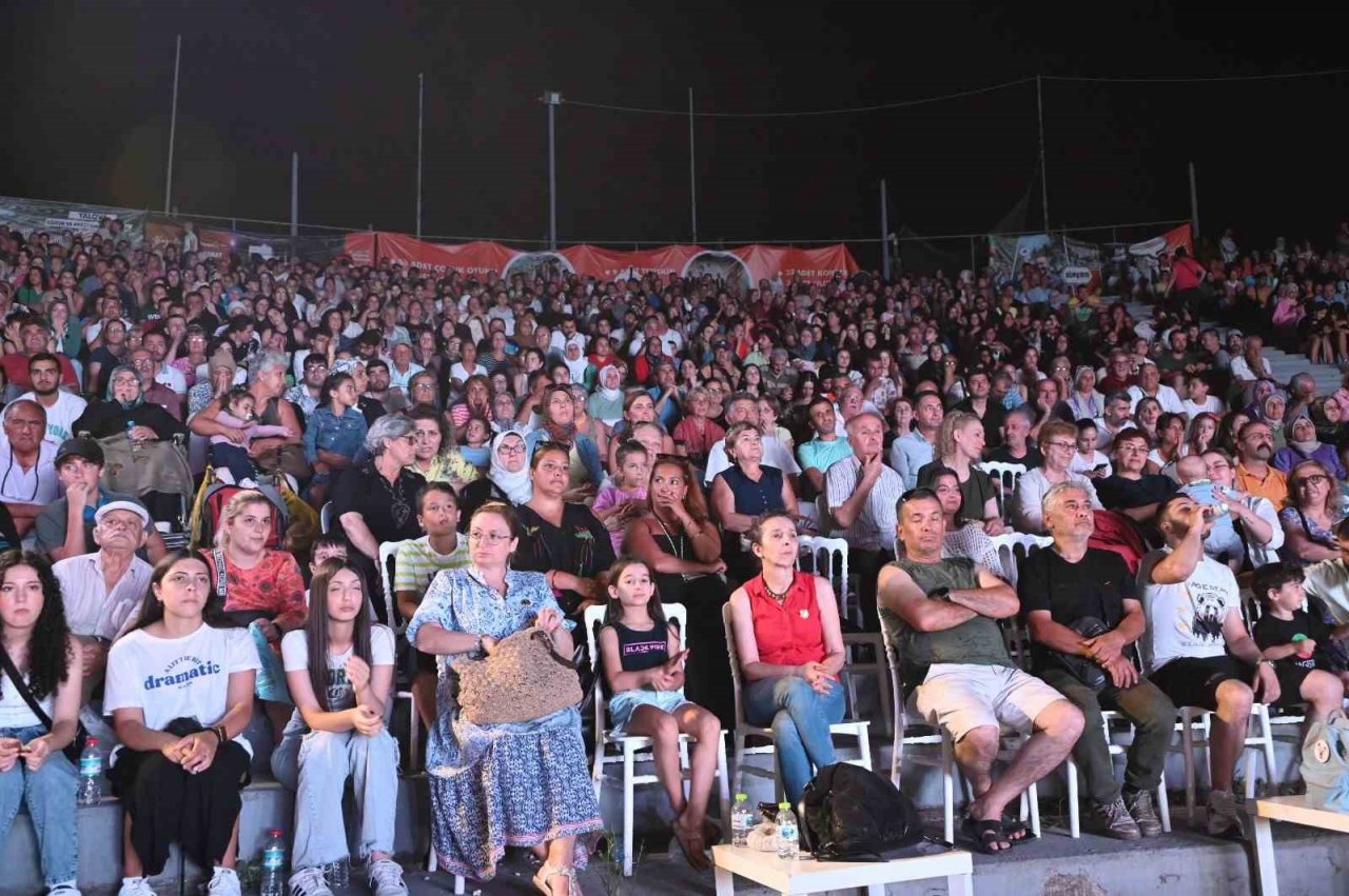 Dağıstan Devlet Halk Dansları Topluluğu Yalova’da sahne aldı