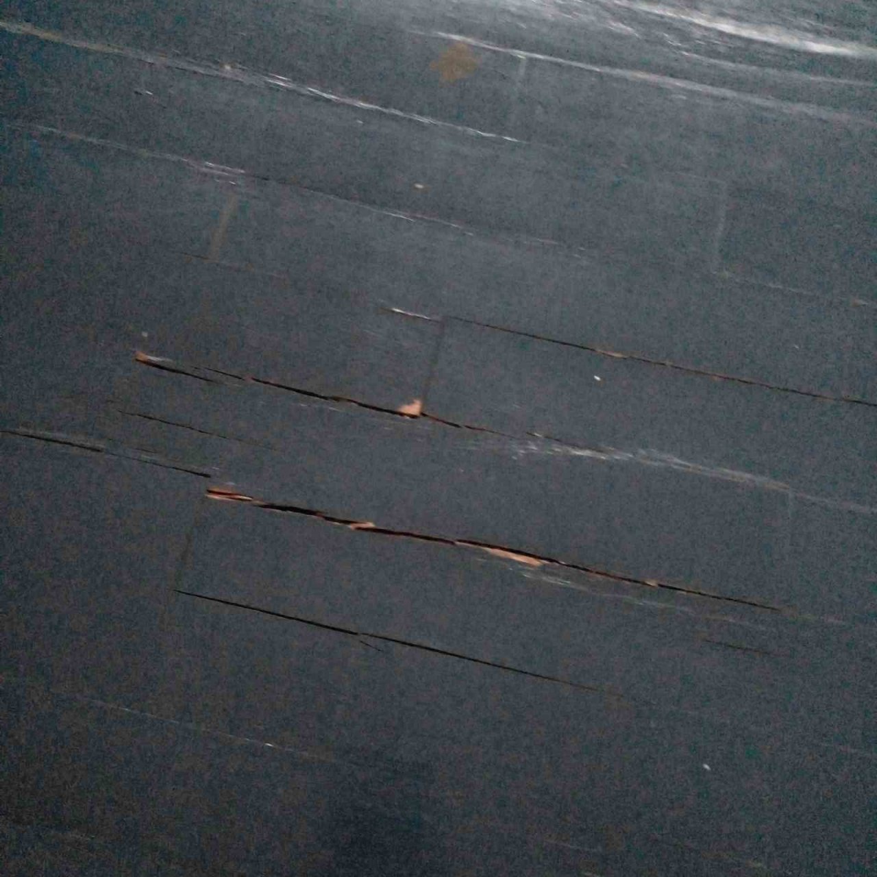 45 yıllık spor salonunun zeminin yenilenmesini bekliyorlar