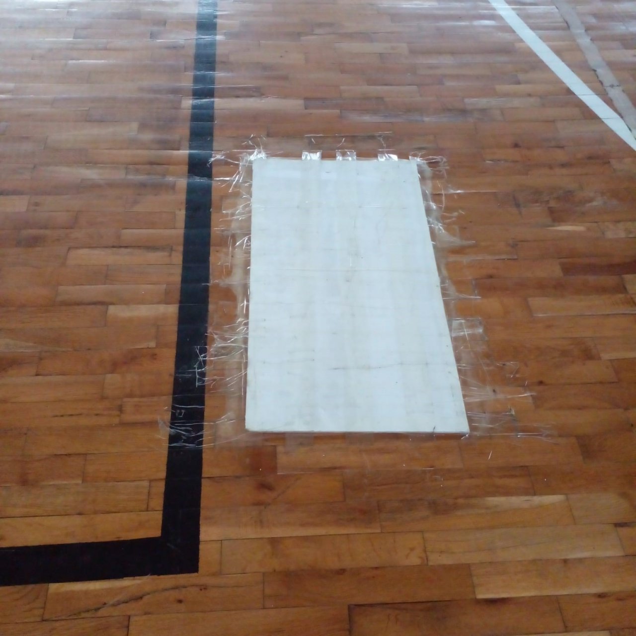 45 yıllık spor salonunun zeminin yenilenmesini bekliyorlar