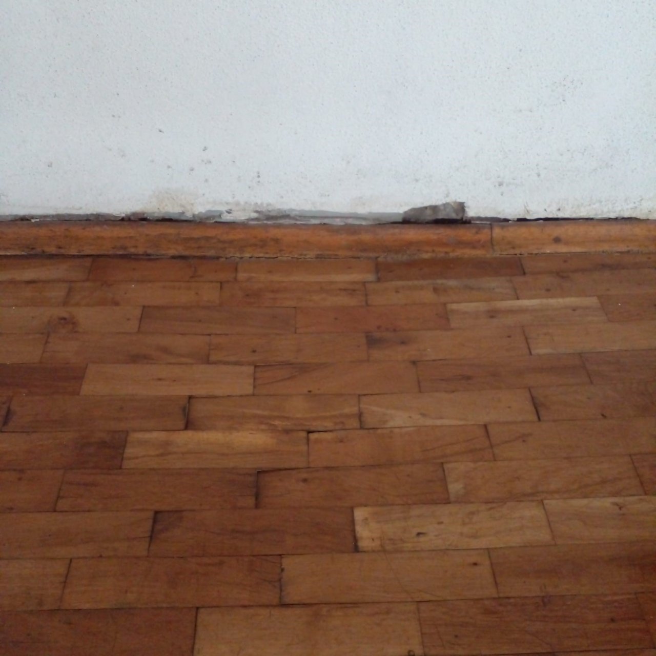 45 yıllık spor salonunun zeminin yenilenmesini bekliyorlar