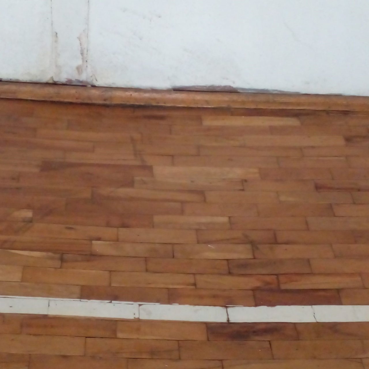 45 yıllık spor salonunun zeminin yenilenmesini bekliyorlar