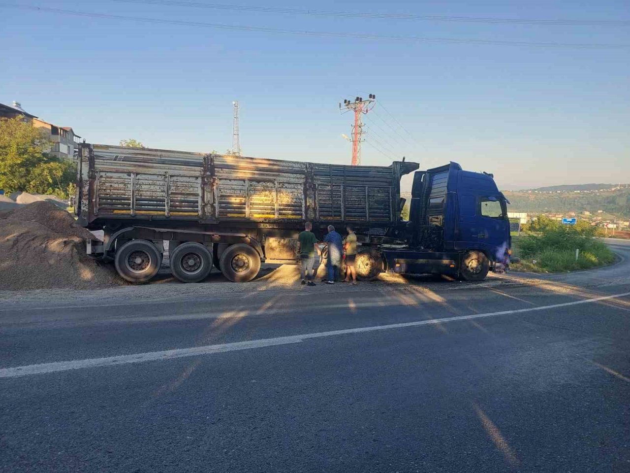 Kontrolden çıkan tırın dorsesi yan yattı