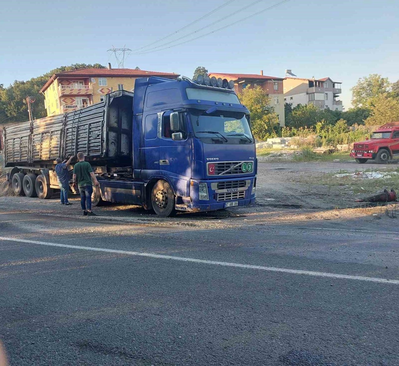 Kontrolden çıkan tırın dorsesi yan yattı