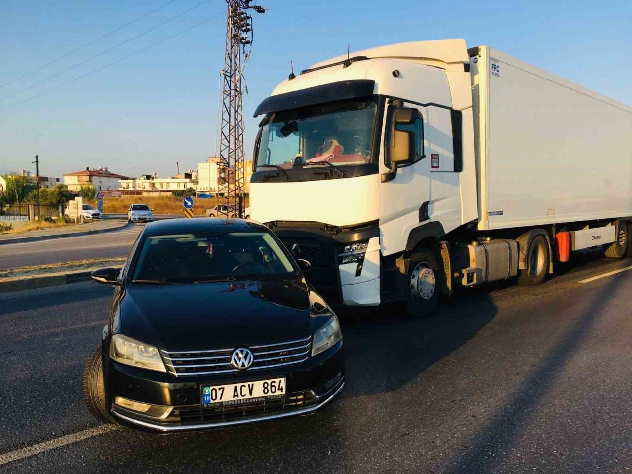 Tır ile otomobilin çarpıştığı kaza ucuz atlatıldı