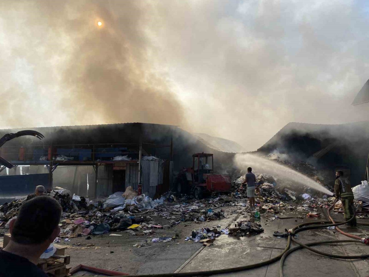 Avcılar’da kağıt geri dönüşümü tesisinde korkutan yangın