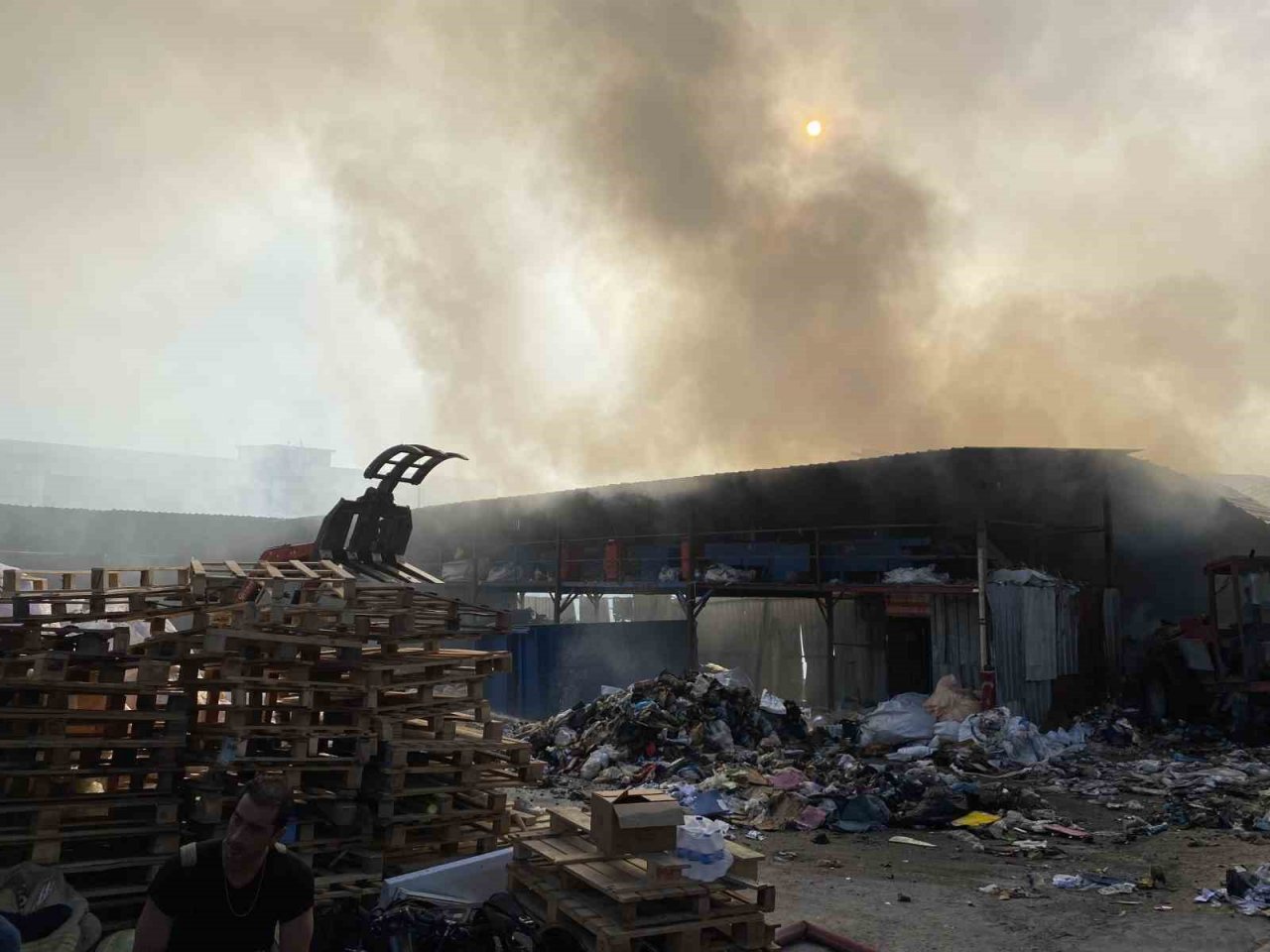Avcılar’da kağıt geri dönüşümü tesisinde korkutan yangın