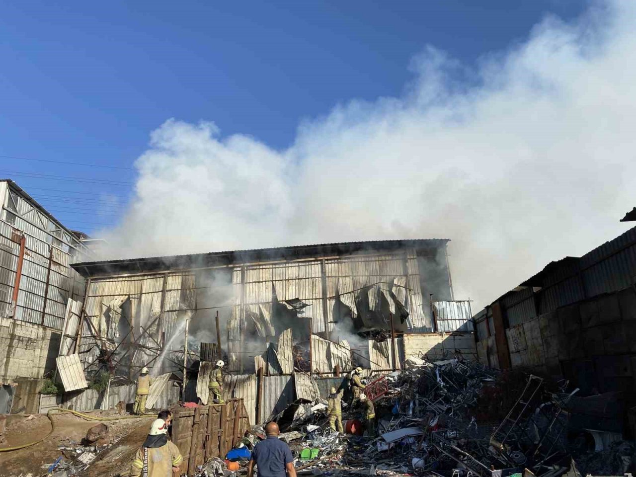 Avcılar’da kağıt geri dönüşümü tesisinde korkutan yangın
