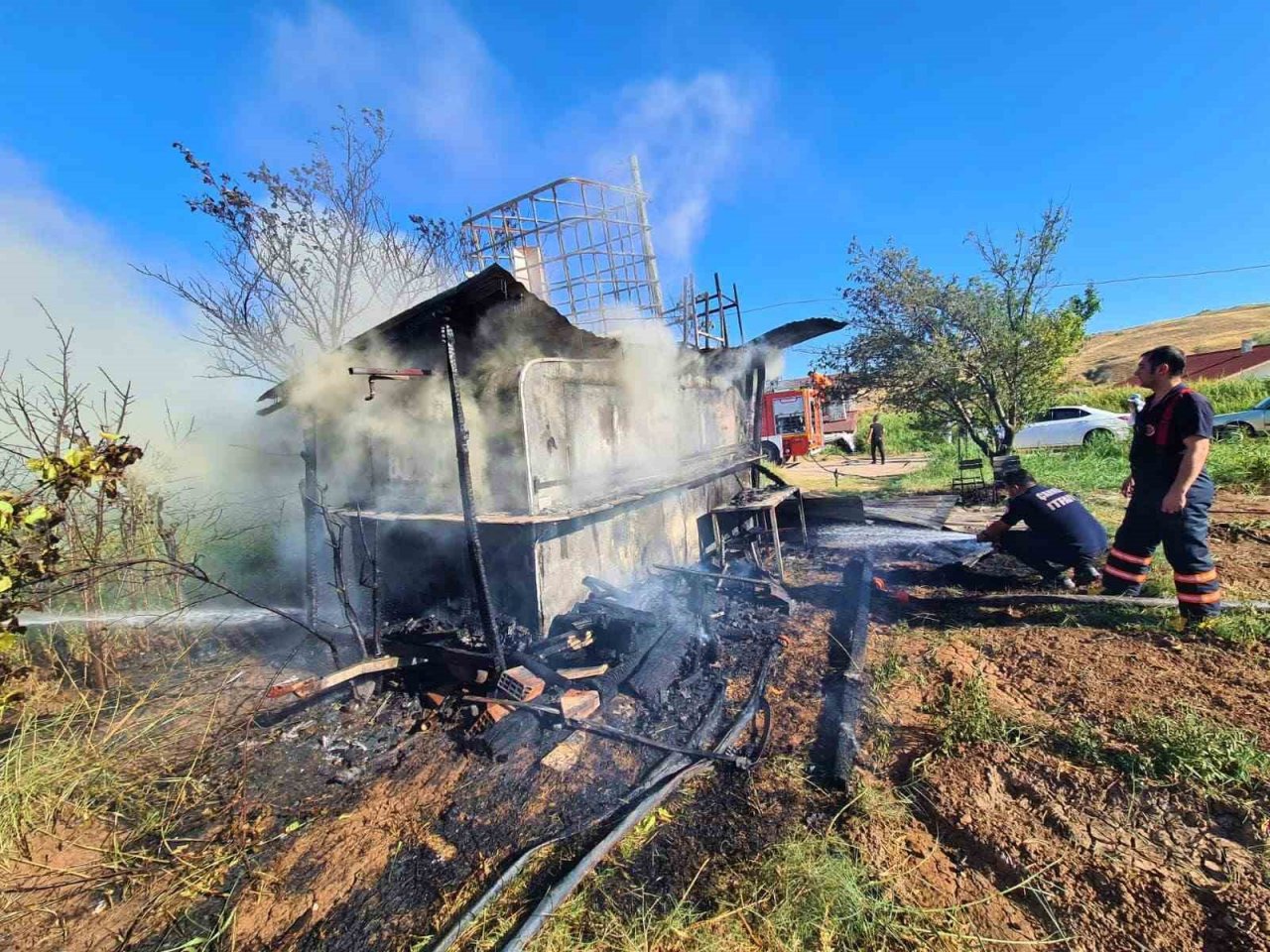 Alevlere teslim olan kulübe kullanılamaz hale geldi