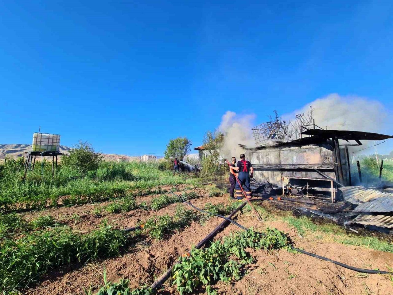 Alevlere teslim olan kulübe kullanılamaz hale geldi
