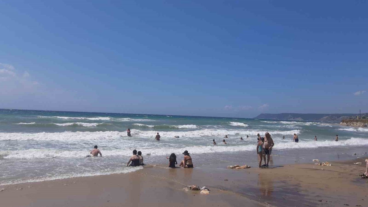 Denize giren tatilciler fırtına çıkınca kendilerini sahile attı