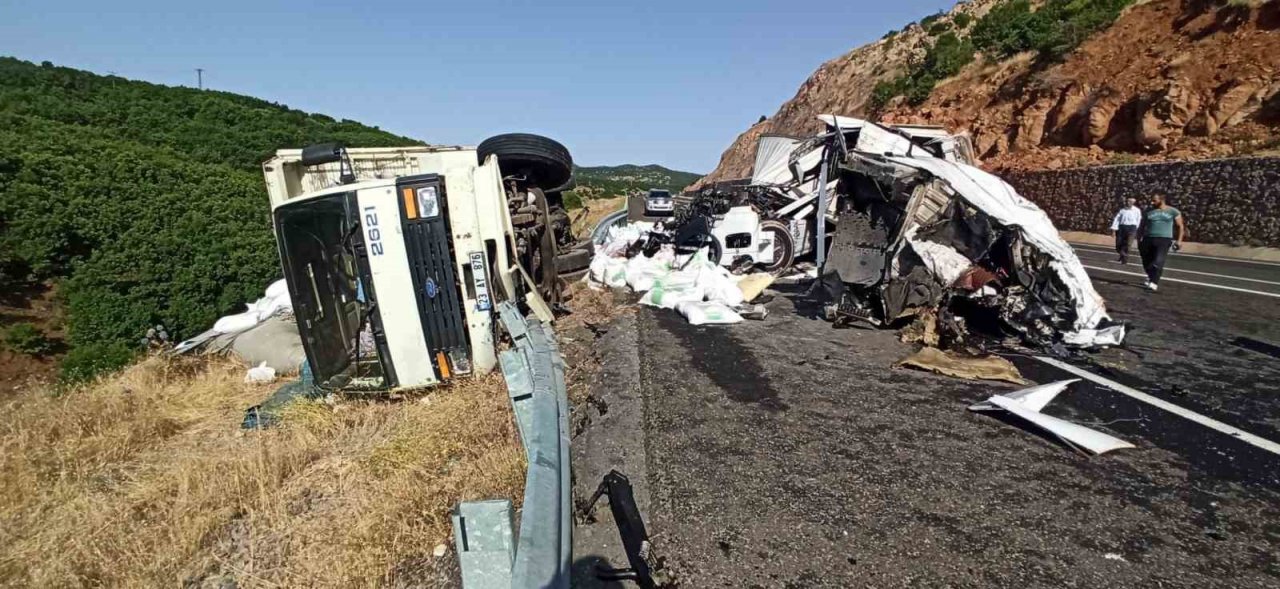 Kamyon ile çarpışan tırın kupası ayrıldı: 1 yaralı