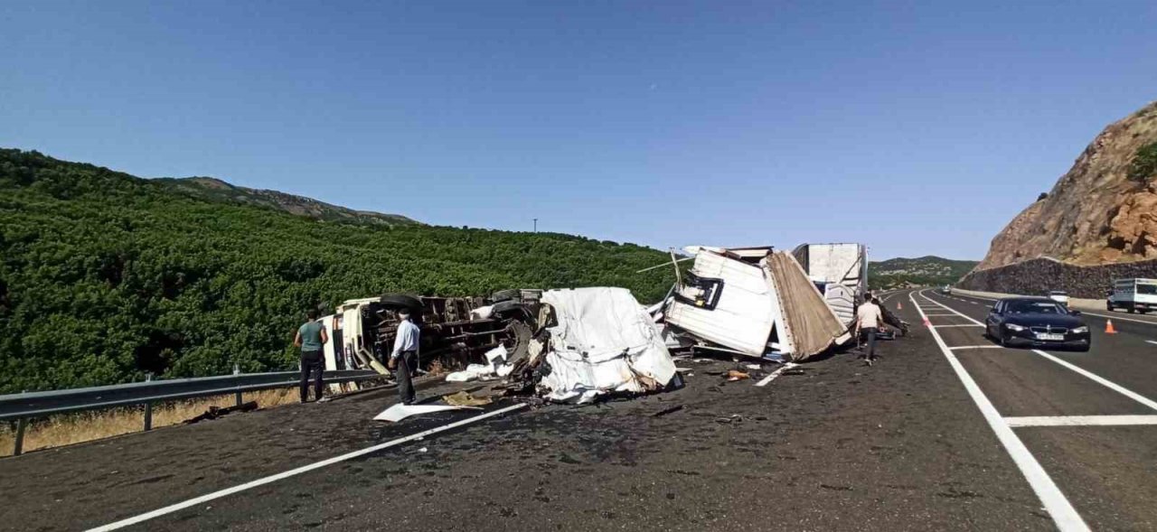 Kamyon ile çarpışan tırın kupası ayrıldı: 1 yaralı