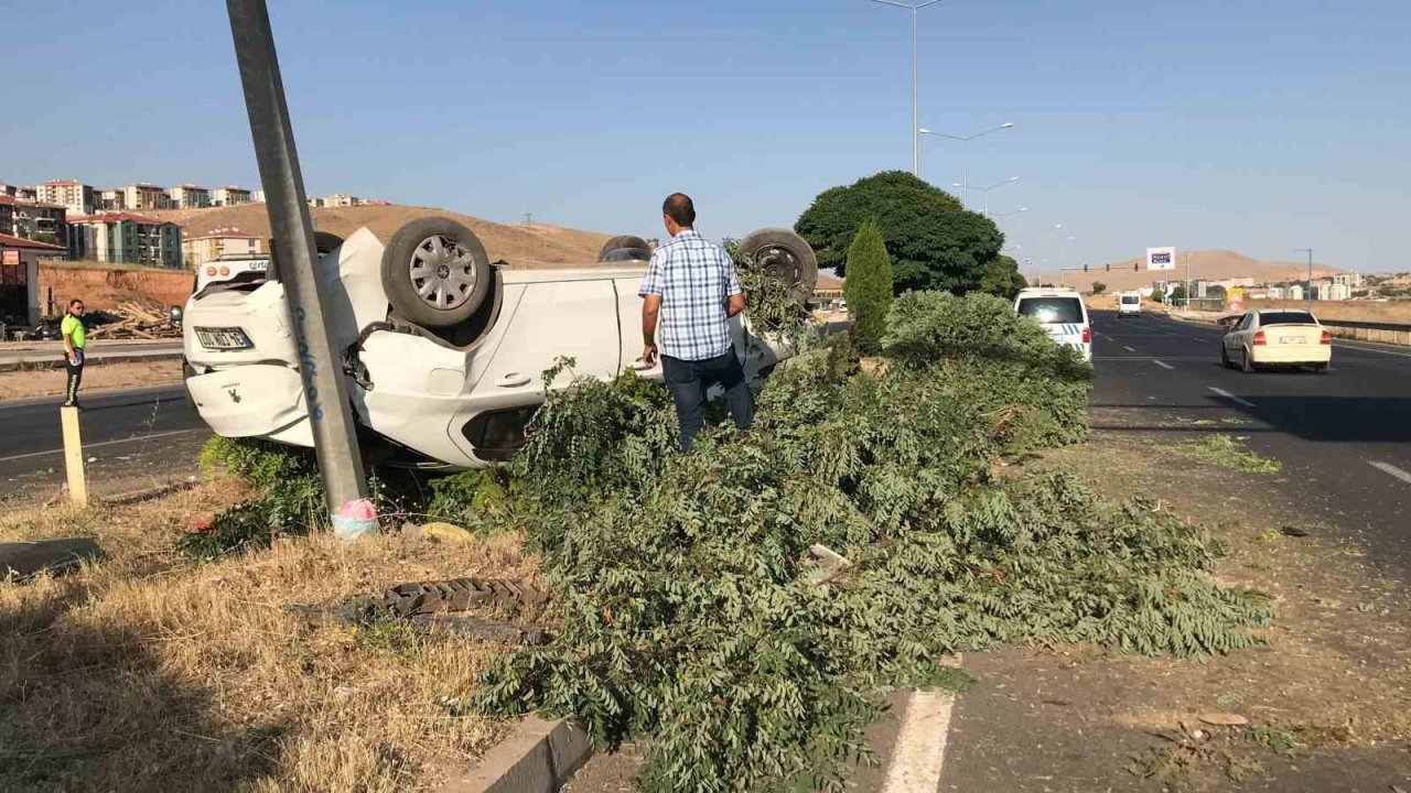 Elazığ’da aydınlatma direğine çarpan otomobil takla attı: 4 yaralı