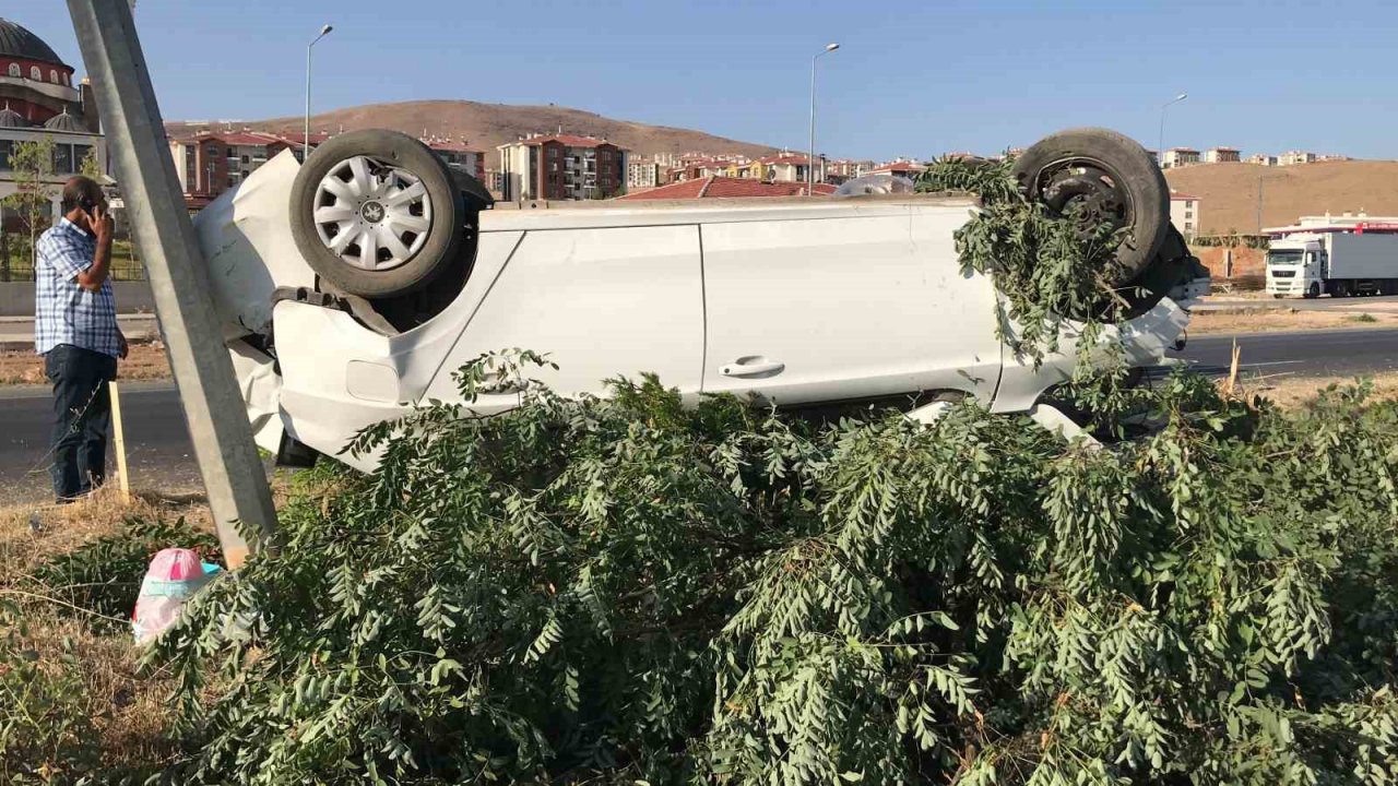 Elazığ’da aydınlatma direğine çarpan otomobil takla attı: 4 yaralı