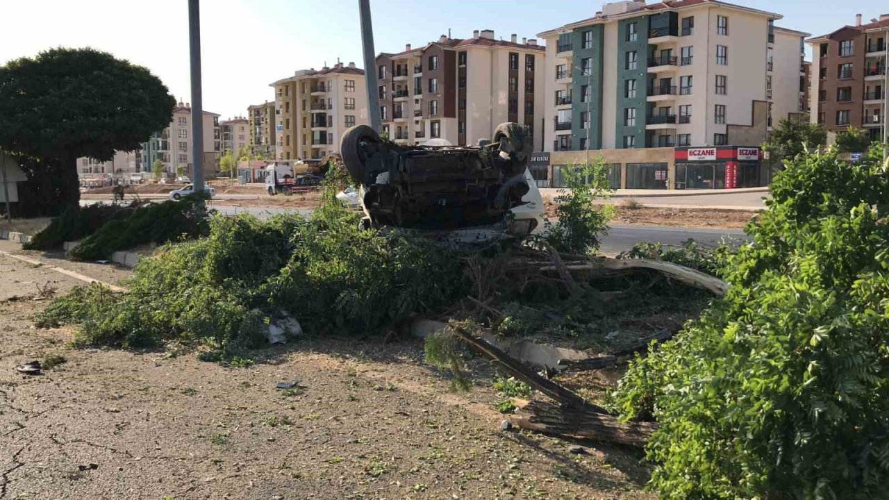 Elazığ’da aydınlatma direğine çarpan otomobil takla attı: 4 yaralı