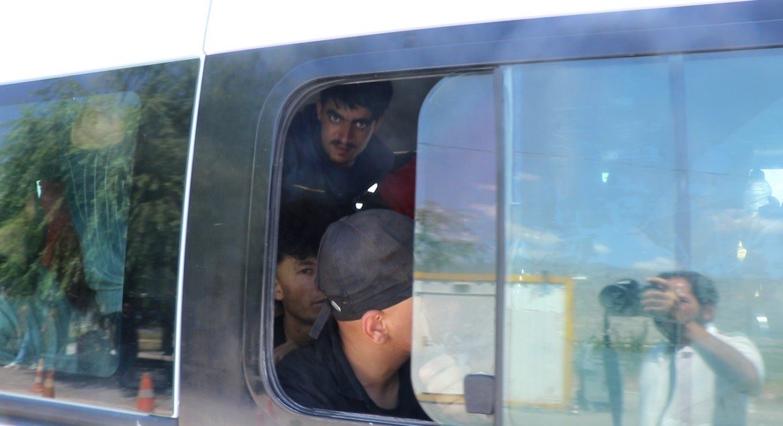 Erzincan’da tırın dorsesinde 70 civarında kaçak göçmen yakalandı