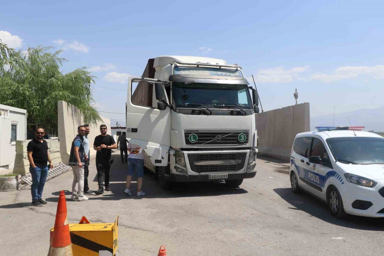 Erzincan’da tırın dorsesinde 70 civarında kaçak göçmen yakalandı
