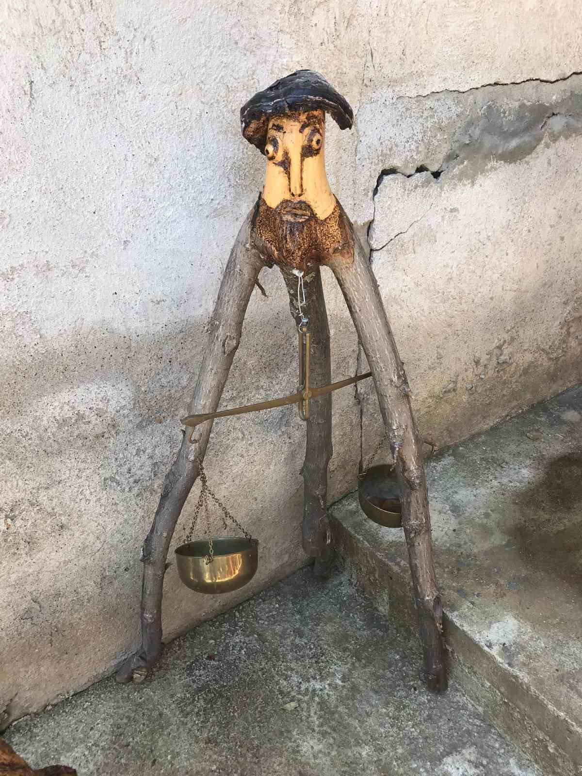 Gümüşhane’de ağaç kökleri usta ellerde sanata dönüşüyor