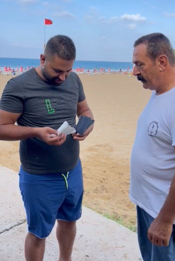 Tatilcinin bulduğu 1 milyon liralık çekin olduğu cüzdan sahibine teslim edildi