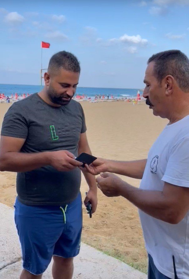 Tatilcinin bulduğu 1 milyon liralık çekin olduğu cüzdan sahibine teslim edildi