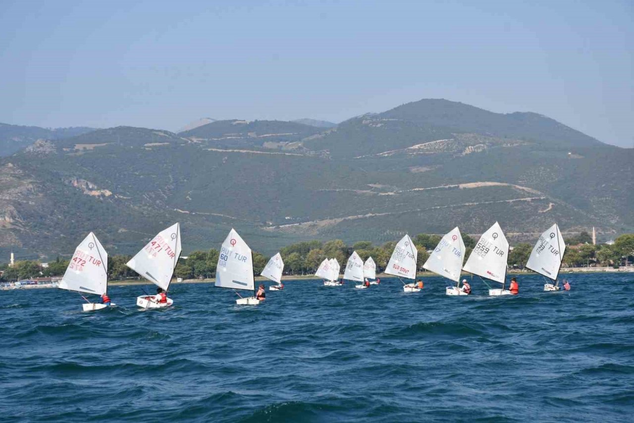 İznik Gölünde heyecan dolu yelken yarışları