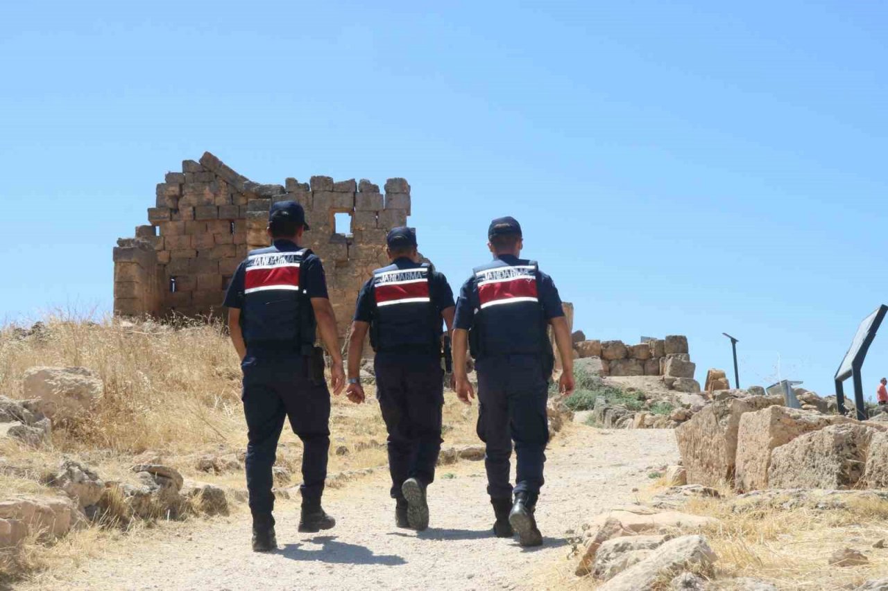 Jandarma, 3 bin yıllık Zerzevan Kalesi’ni UTV ve yaya devriyesi atarak koruyor