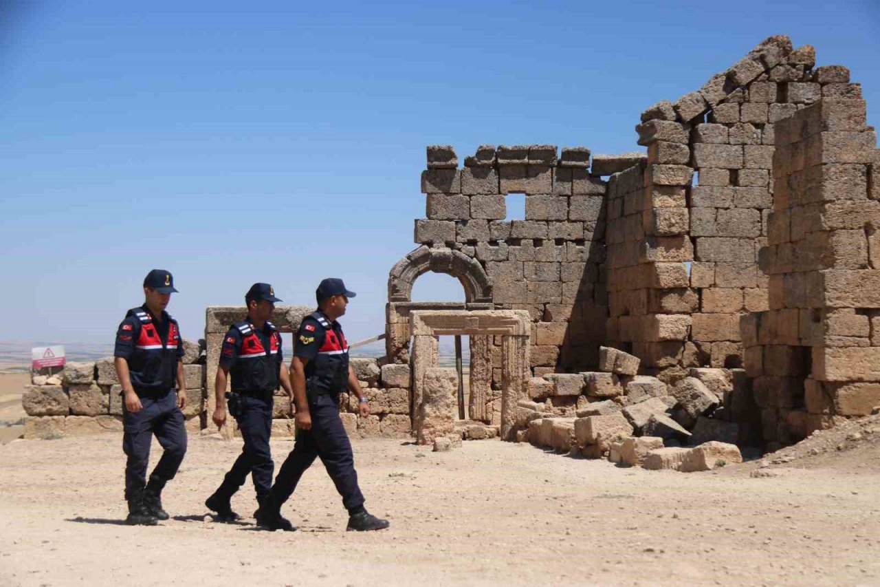 Jandarma, 3 bin yıllık Zerzevan Kalesi’ni UTV ve yaya devriyesi atarak koruyor