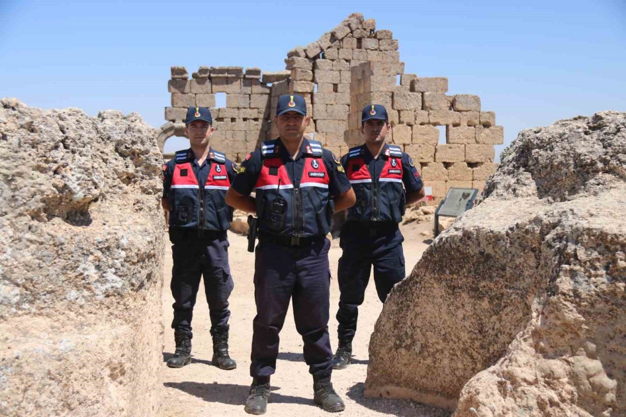 Jandarma, 3 bin yıllık Zerzevan Kalesi’ni UTV ve yaya devriyesi atarak koruyor