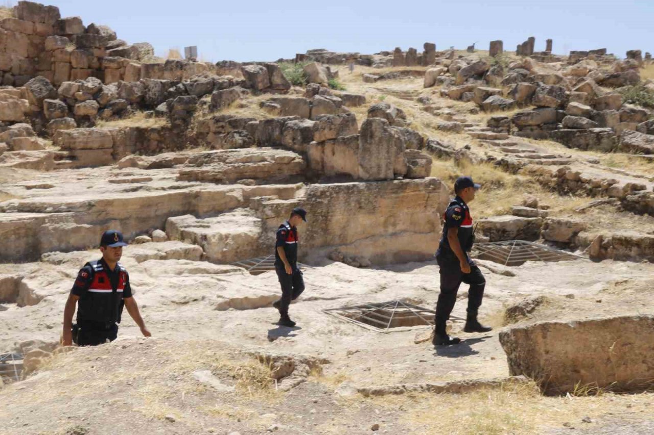 Jandarma, 3 bin yıllık Zerzevan Kalesi’ni UTV ve yaya devriyesi atarak koruyor