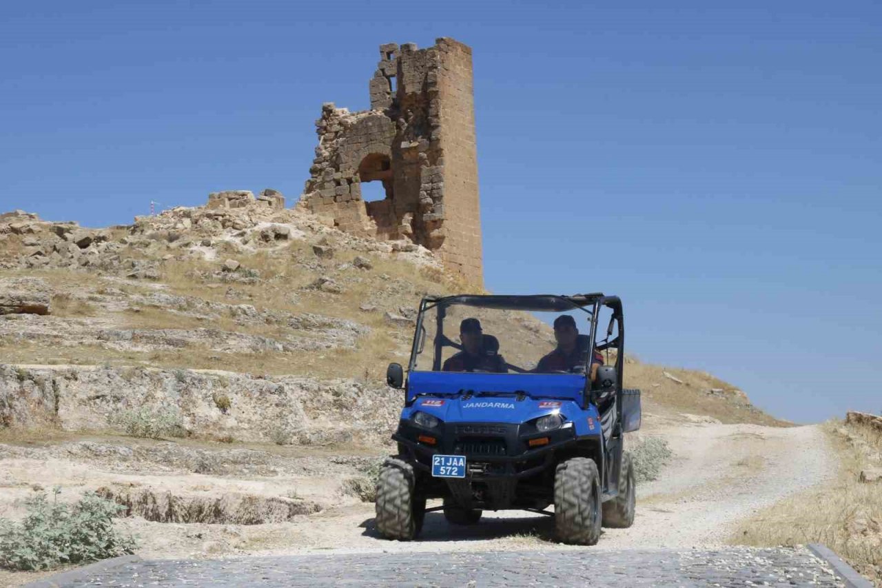 Jandarma, 3 bin yıllık Zerzevan Kalesi’ni UTV ve yaya devriyesi atarak koruyor