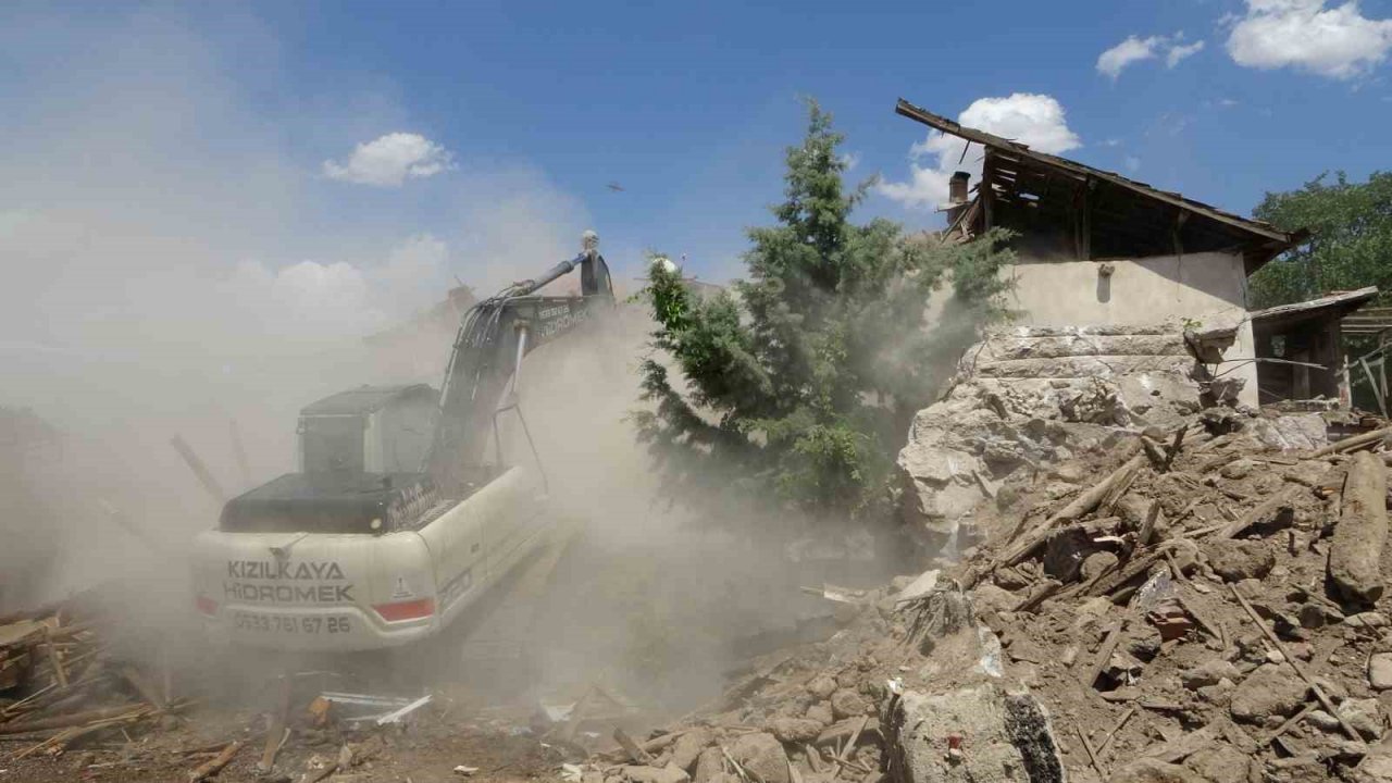 Malatya’da ağır hasarlı binaların yıkım işlemleri sürüyor