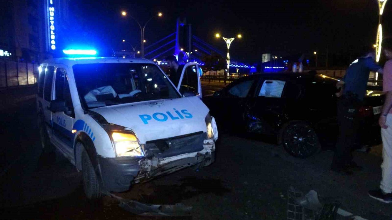 Polis aracı ile otomobil çarpıştı: 1’i polis 2 yaralı