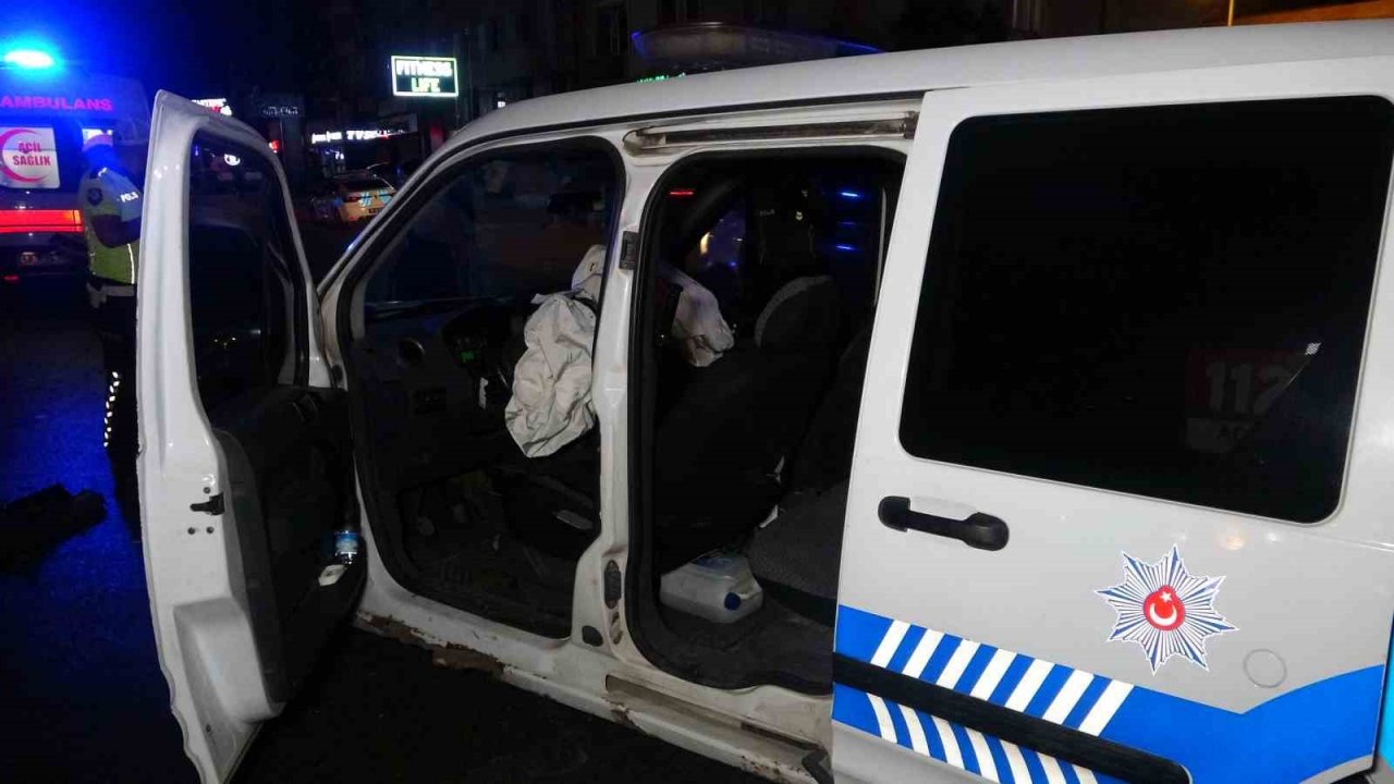 Polis aracı ile otomobil çarpıştı: 1’i polis 2 yaralı