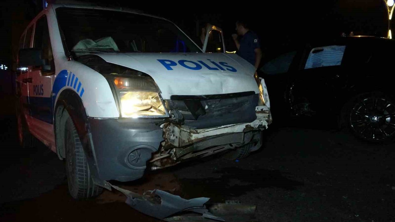 Polis aracı ile otomobil çarpıştı: 1’i polis 2 yaralı