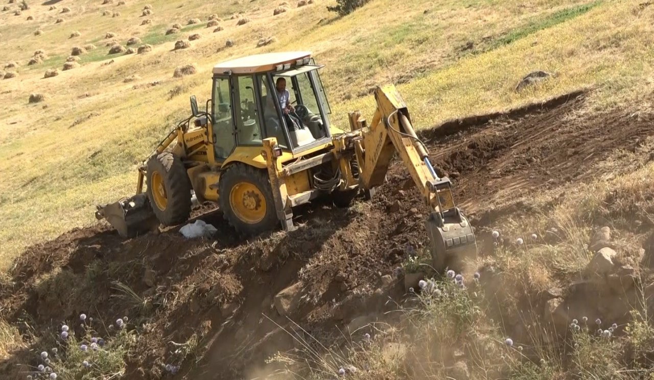 Muş’ta dereye düşen inek iş makinesiyle kurtarıldı