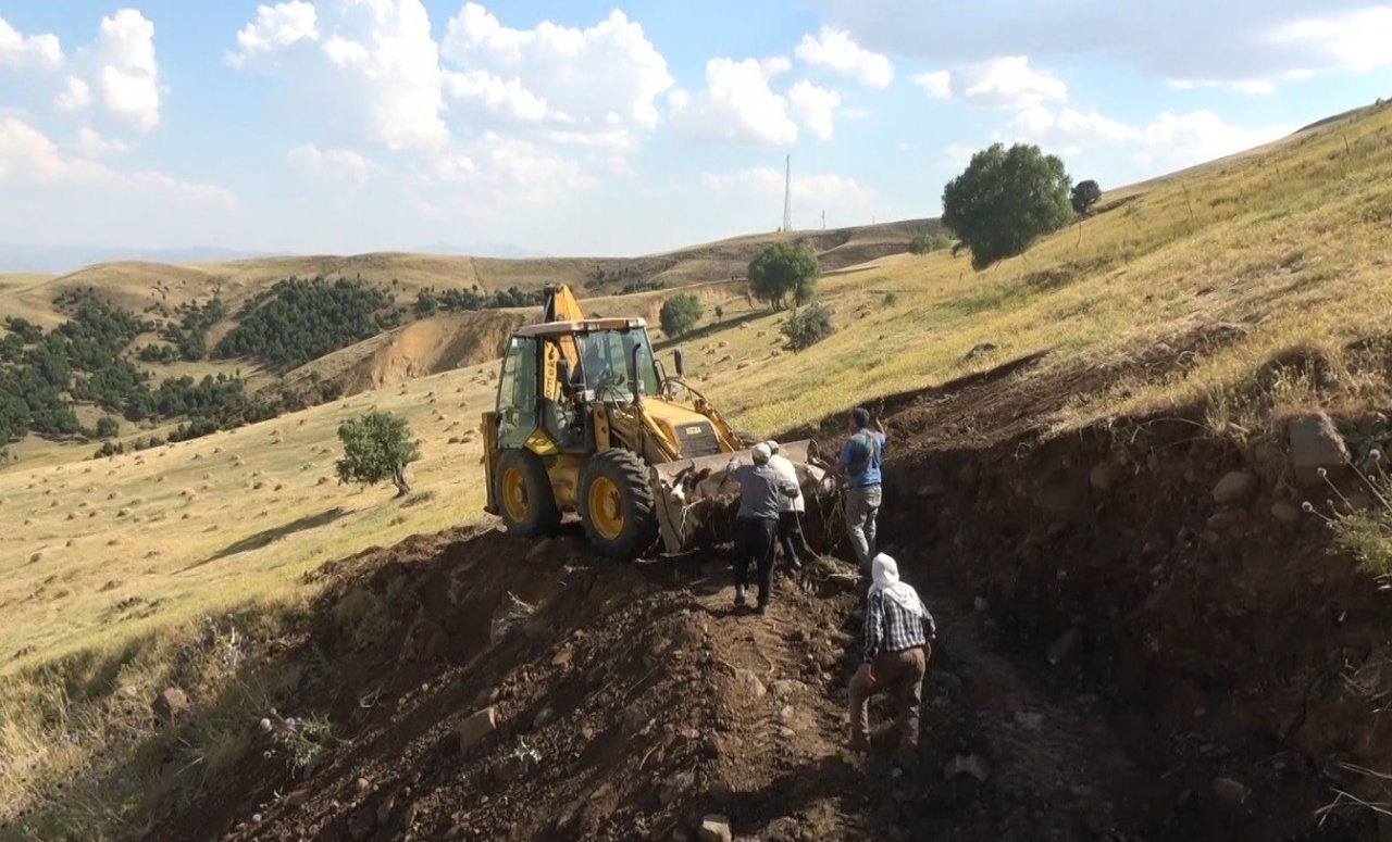 Muş’ta dereye düşen inek iş makinesiyle kurtarıldı