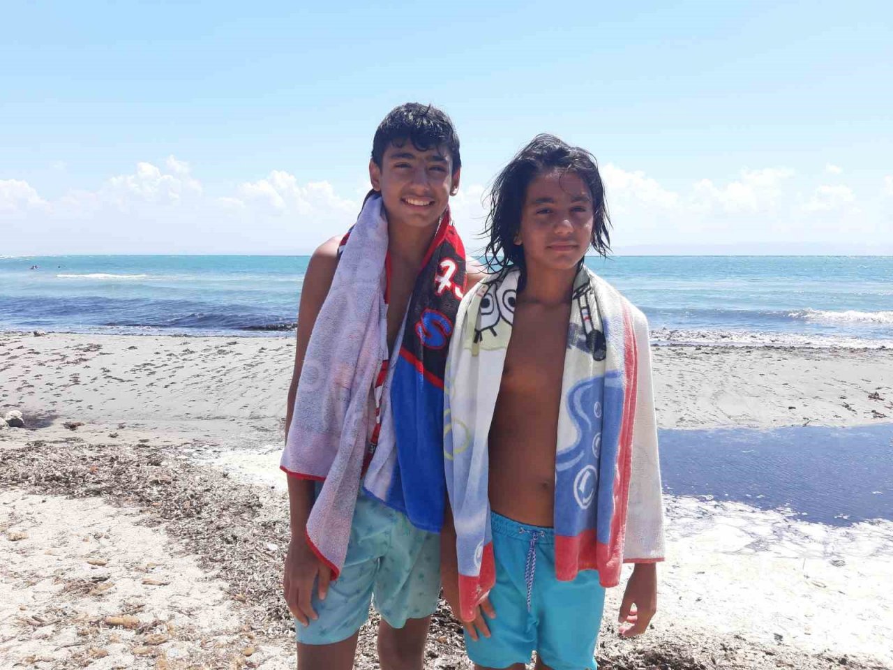 Denize giren tatilciler fırtına çıkınca kendilerini sahile attı