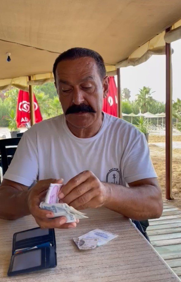 Tatilcinin bulduğu 1 milyon liralık çekin olduğu cüzdan sahibine teslim edildi
