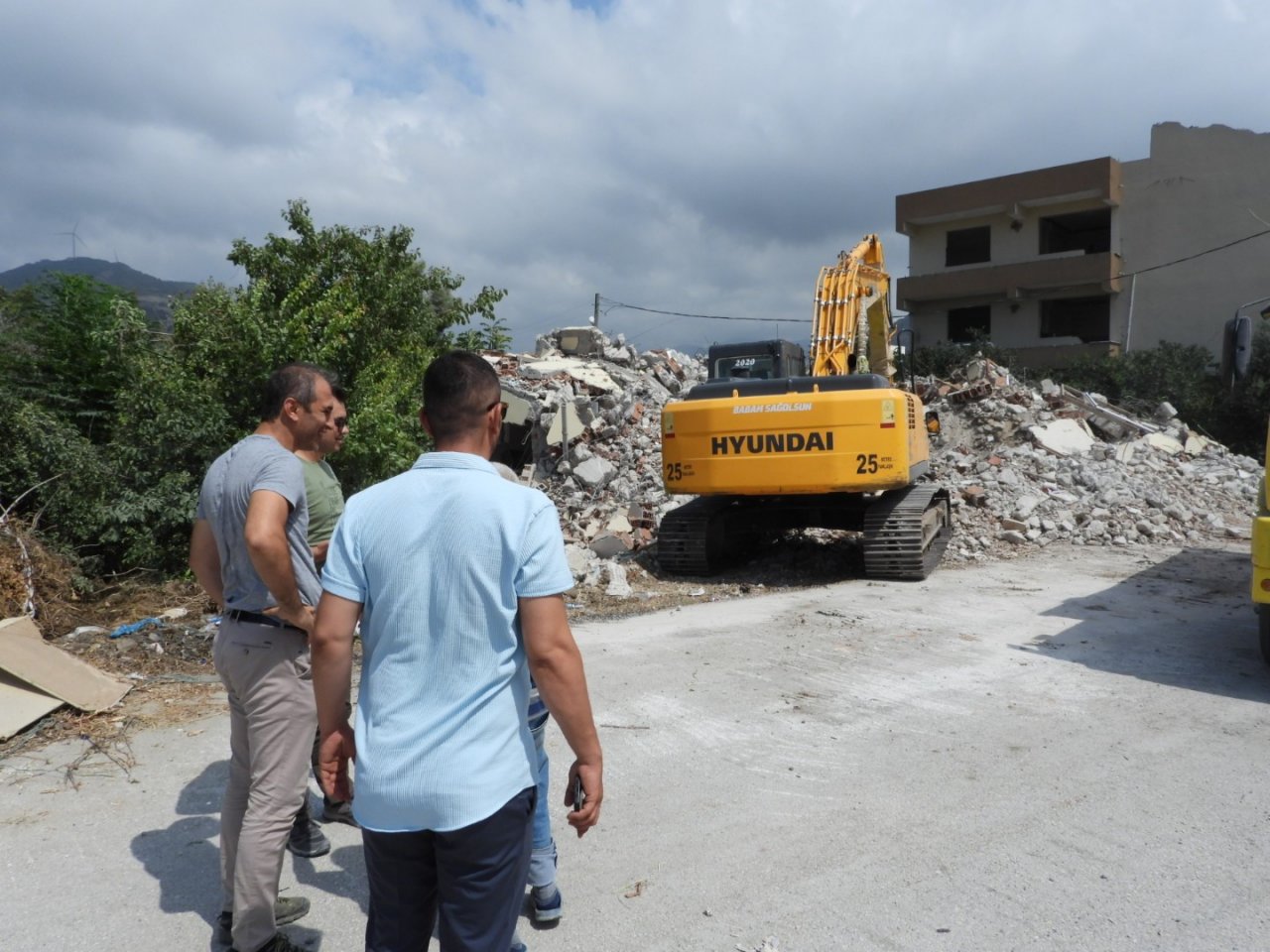 Samandağ’da yıkım çalışmaları devam ediyor