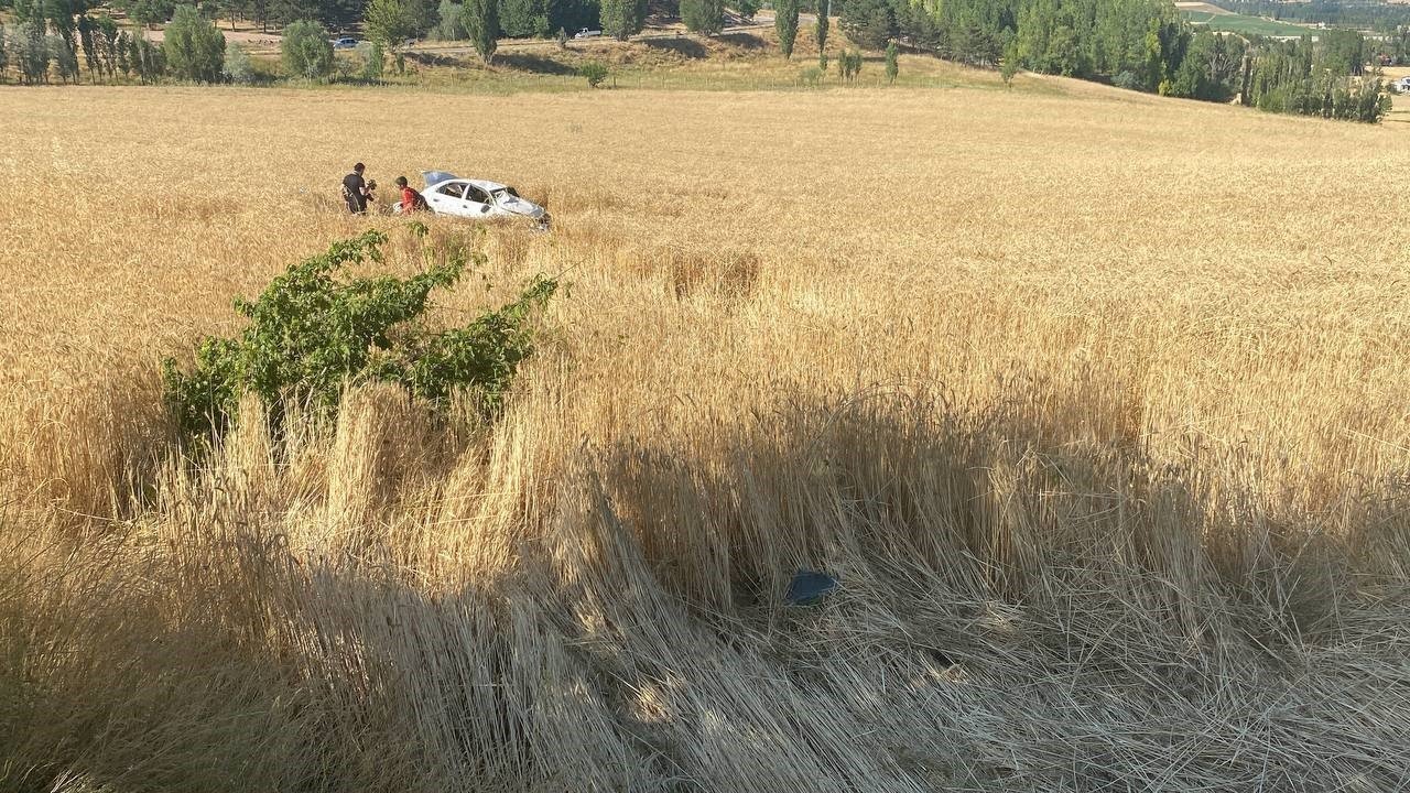 Direksiyon hakimiyetini kaybedip tarlaya uçtular