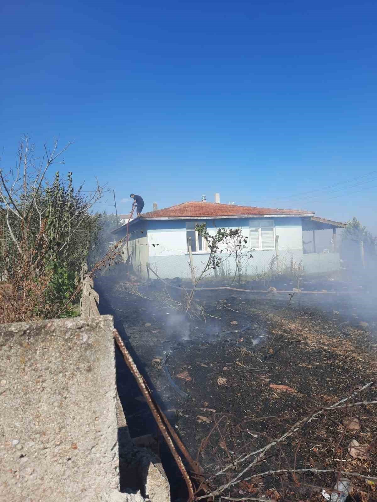 Tarla yangını evlere sıçramadan söndürüldü