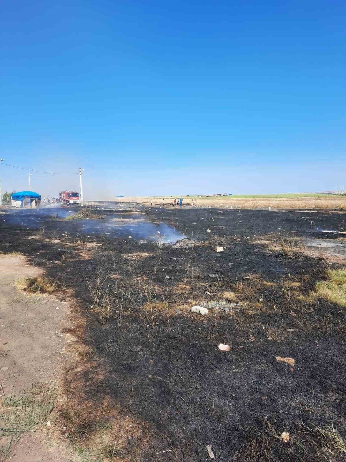 Tarla yangını evlere sıçramadan söndürüldü