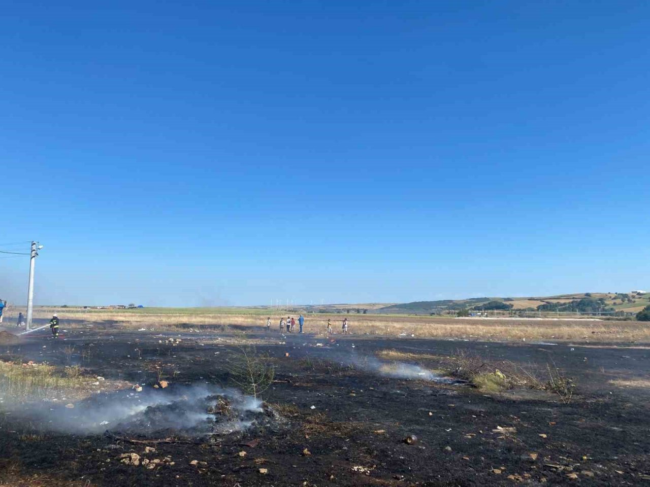 Tarla yangını evlere sıçramadan söndürüldü
