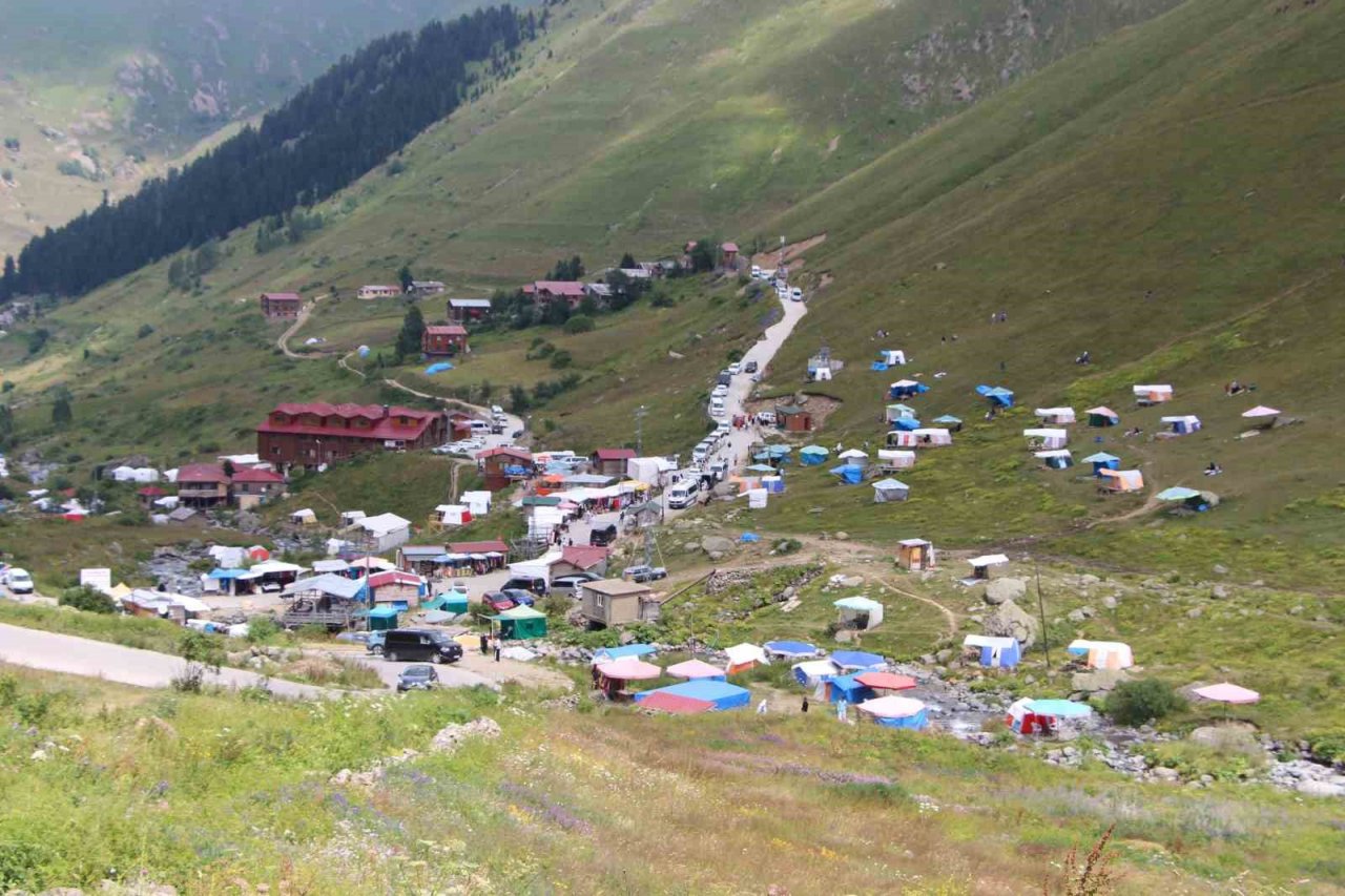 Demirkapı Yaylası’nda çadır kirliliği