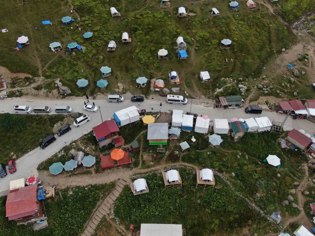 Demirkapı Yaylası’nda çadır kirliliği