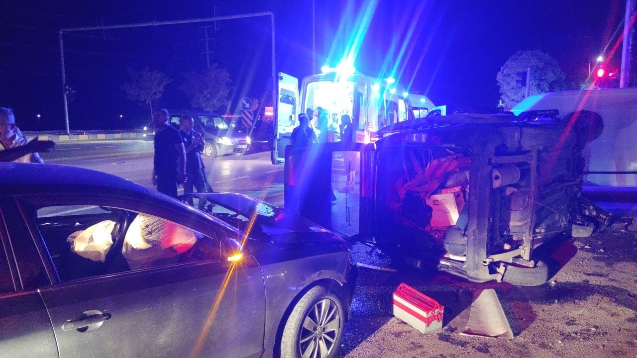 Van’da otomobil ile hafif ticari araç çarpıştı: 2 hafif yaralı